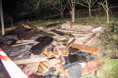 Remshalden-Geradstetten: Toedlicher Unfall - Huette stuerzt ein und begraebt Mann unter sich